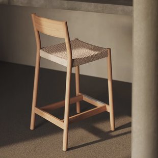 Kave Home Barkruk 'Yalia' Eikenhout, kleur Naturel (zithoogte 65cm)