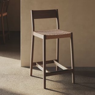 Kave Home Barkruk 'Yalia' Eikenhout, kleur Walnoot (zithoogte 65cm)