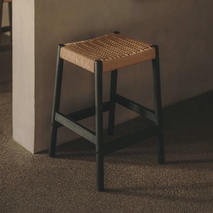 Kave Home Barkruk 'Yalia' Eikenhout, kleur Zwart (zithoogte 66cm)