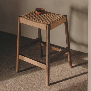 Kave Home Barkruk 'Yalia' Eikenhout, kleur Walnoot (zithoogte 66cm)