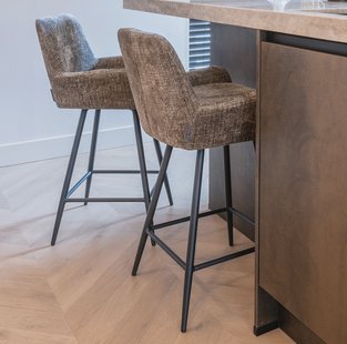 Richmond Draaibare Barstoel 'Linsey' Chenille, kleur Stone (zithoogte 68cm)