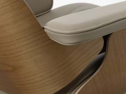 Vitra Lounge Chair & Ottoman - Leer Natural F 78 donker zand - VitraKirscheNatur - gepolijst