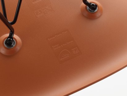 Vitra DSW Eames Plastic Side Chair - donkere esdoorn - roestoranje RE