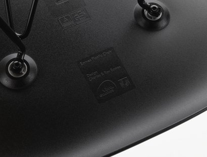 Vitra DSW Eames Plastic Side Chair - donkere esdoorn - diepzwart RE