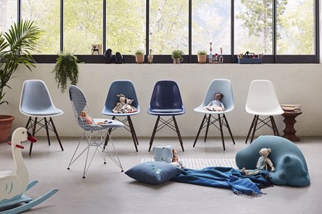 Vitra DSW Eames Plastic Side Chair - donkere esdoorn - zeeblauw RE