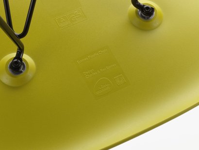 Vitra DSW Eames Plastic Side Chair - honingkleurig essenhout - mosterd RE