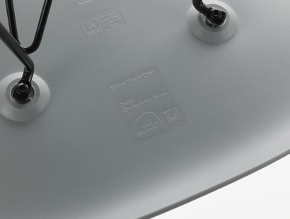 Vitra DSW Eames Plastic Side Chair - honingkleurig essenhout - lichtgrijs RE