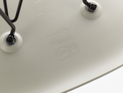 Vitra DAW Eames Plastic Armchair - gelige esdoorn - kiezelsteen RE