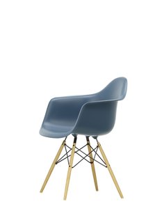 Vitra DAW Eames Plastic Armchair - honingkleurig essenhout - zeeblauw RE