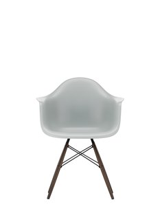 Vitra DAW Eames Plastic Armchair - donkere esdoorn - lichtgrijs RE
