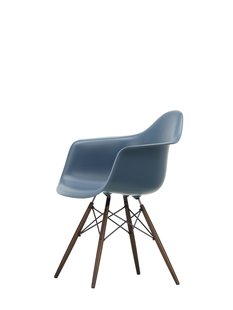 Vitra DAW Eames Plastic Armchair - donkere esdoorn - zeeblauw RE