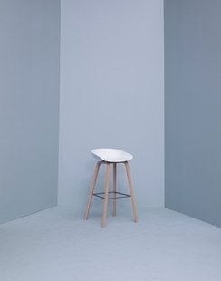 HAY About a Stool AAS 32 - crèmewit - helder gelakt - voetbank roestvrij staal - Zithoogte 75 cm - kunststofglijders