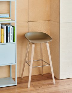 HAY About a Stool AAS 32 - clay 2.0 - lak op waterbasis - voetbank roestvrij staal - Zithoogte 75 cm - kunststofglijders