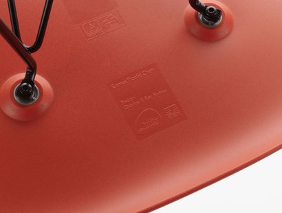 Vitra DSW Eames Plastic Side Chair - esdoorn zwart - poppy red RE