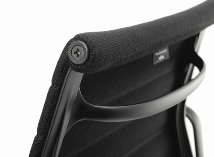 Vitra Aluminium Chair EA 104 - Hopsak - zwart - diepzwart