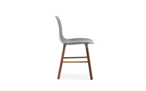 Normann Copenhagen Form stoel met houten frame - notenhout - grijs