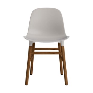 Normann Copenhagen Form stoel met houten frame - notenhout - NormannCopenhagenFormWarmGrey