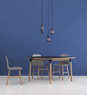 Normann Copenhagen Form stoel met metalen frame - blauw