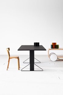 Artek Kaari eettafel klein - linoleum zwart - Natuurhout - klein