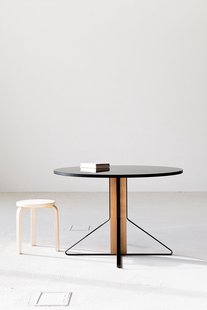 Artek Kaari ronde tafel klein - linoleum zwart - Eiken, zwart - groot