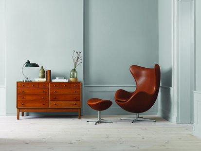 Fritz Hansen Das Ei Voetbank - leer Aura cognac - aluminium