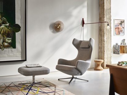 Vitra Grand Repos Fauteuil & Ottoman - Zithoogte 45 cm - Cosy2 kruissteek 01 kiezelgrijs - gepolijst aluminium