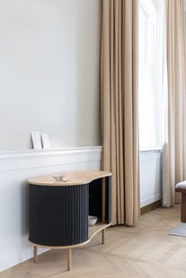 UMAGE Audacious vitrine - charcoal - eiken donker