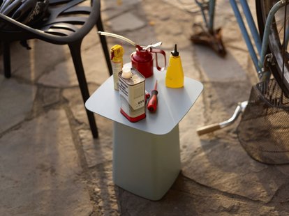 Vitra Metal Side Table Outdoor - M - diepzwart