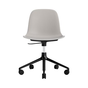 Normann Copenhagen Form Draaistoel met wielen - aluminium zwart - NormannCopenhagenFormWarmGrey