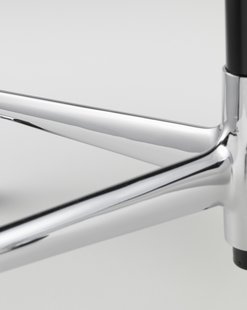 Vitra Soft Pad Chair EA 219 - Wieltjes voor harde bodems - Leder Premium F/Plano - kastanje/bruin - verchroomd