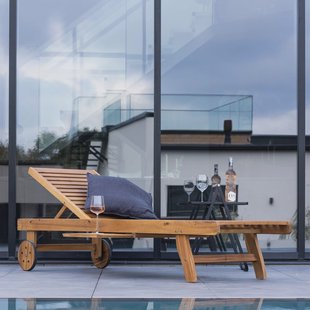 Nohr Ligbed 'Rendell' Acaciahout, Op wielen