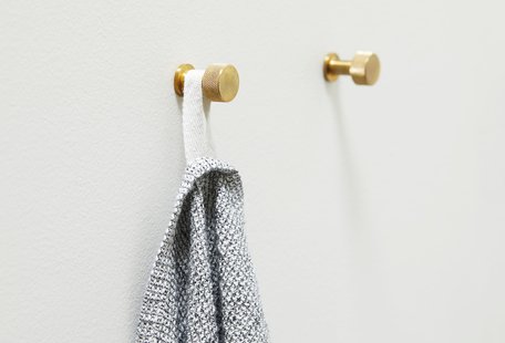 Form&Refine Angle Haken - messing - klein