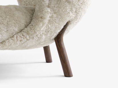 &Tradition Kleine Petra VB1 fauteuil - oiled walnut - sheepskin moonlight