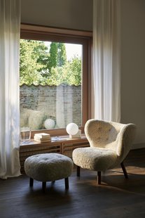 &Tradition Little Petra VB1 Fauteuil & ATD1 Poef  - sheepskin moonlight - oiled walnut