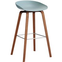 HAY About a Stool AAS 32 - voetbank roestvrij staal - Zithoogte 75 cm - kunststofglijders - dusty blue 2.0 - notenhout gelakt (op waterbasis)