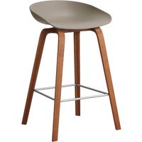 HAY About a Stool AAS 32 - khaki 2.0 - notenhout gelakt (op waterbasis) - voetbank roestvrij staal - Zithoogte 65 cm - kunststofglijders