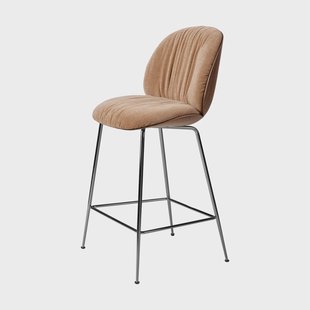 GUBI Beetle Soft barkruk 65 cm voorzijde gestoffeerd Belsuede Dedar 132-gelakt walnoot-zwart chroom