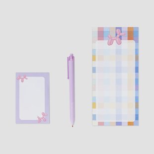 Geruit notitieblok met pen en memo's