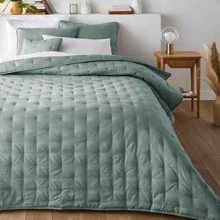 Gematelasseerde en geborduurde beddensprei, Aéri