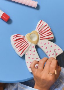 DIY keramische kaarsenhouder met strik en verf