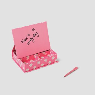 Roze gebloemde bureauopruiming met planbord en marker