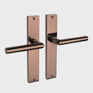 Mooi Deurbeslag Lusso geveerd op schild PVD glanzend brons