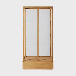 Kristina Dam Studio Japanese vitrinekast large Warm geolied eik