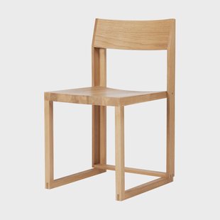 Kristina Dam Studio Outline stoel Warm gelakt eik-walnoot