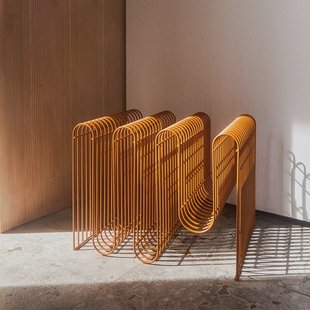 AYTM tijdschriftenhouder Curva, amber, metaal, 41 cm lang