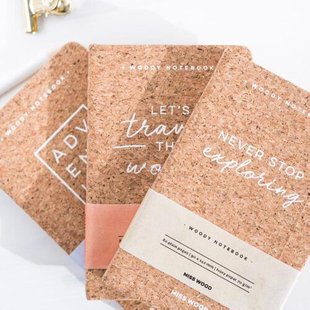 Woody schriftje A6 kurk Never stop exploring