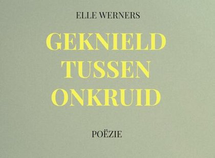 Geknield Tussen Onkruid