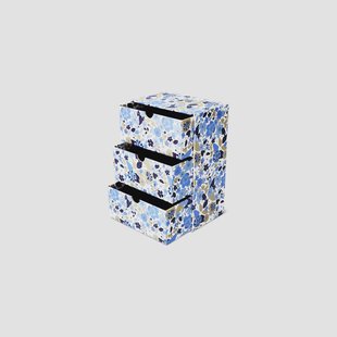 Opgeruimd bureau met bloemen