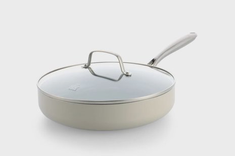 HEMA BK hapjespan met deksel Ø28cm keramisch PFAS-vrij beige