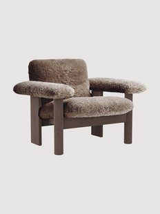 Loungefauteuil Brasilia van eikenhout met schapenvachtbekleding